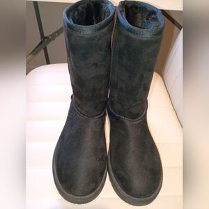 USED!!! Excellent Condition Black Winter Boots